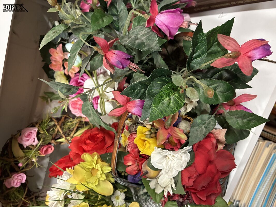 Lot kunstbloemen/kransen – foto 5 – kavel bij BOPA Auctions, Ieper