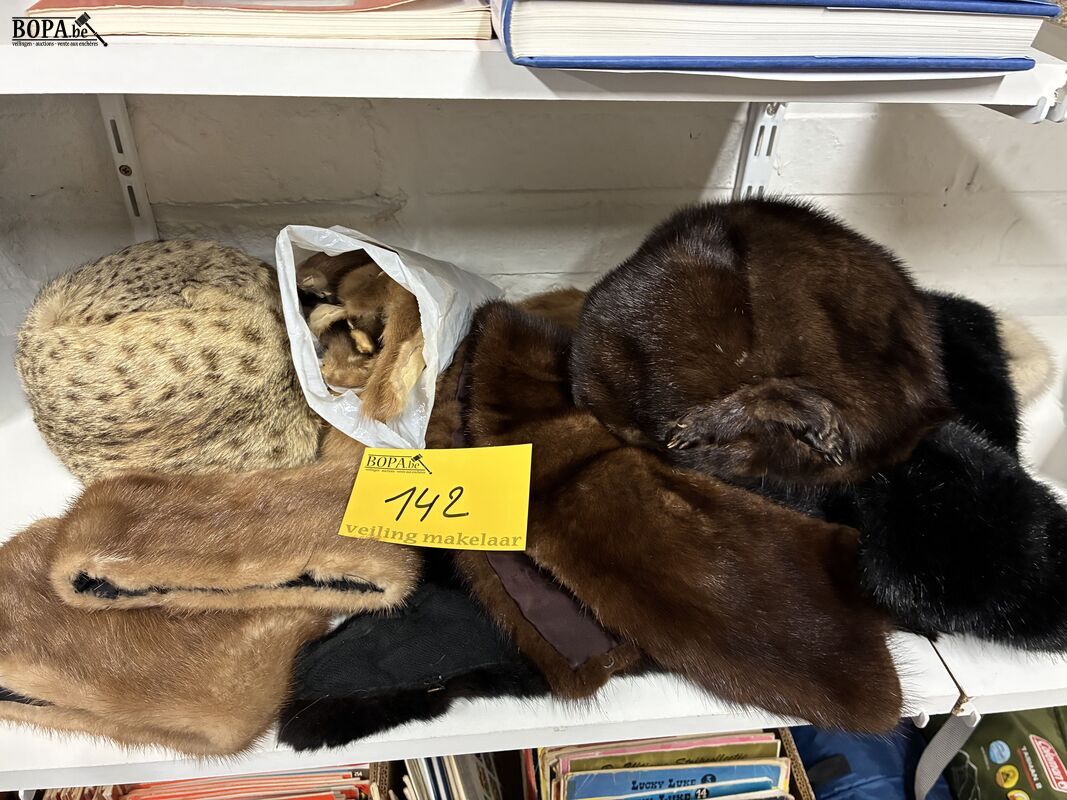 Lot vintage bontsjalen en hoofddeksels – foto 2 – kavel bij BOPA Auctions, Ieper