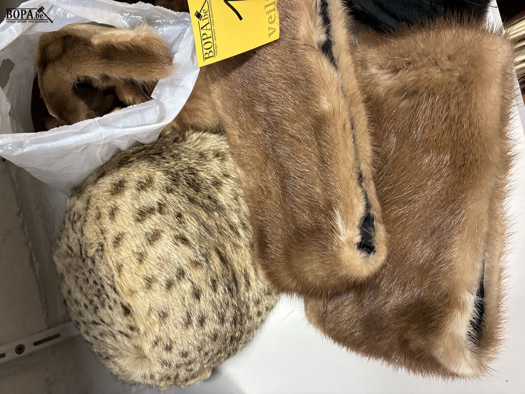 Lot vintage bontsjalen en hoofddeksels – foto 3 – kavel bij BOPA Auctions, Ieper