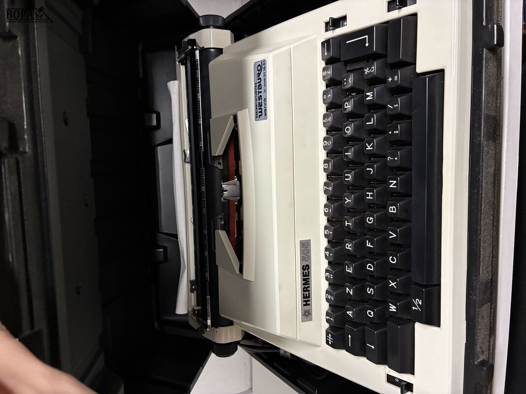 Retro Hermes 505 typemachine in opbergkoffer – foto 3 – kavel bij BOPA Auctions, Ieper