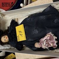 Antieke porseleinen pop met kleine baby-pop – kavel bij BOPA Auctions, Ieper