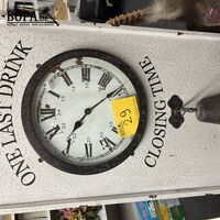 Decoratieve vintage wandklok met pub-thema – kavel bij BOPA Auctions, Ieper