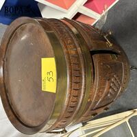 Vintage houten barkastje in de vorm van een ton – kavel bij BOPA Auctions, Ieper