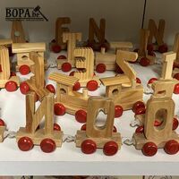 Lot houten treintje en letters - ong. 34 stuks – kavel bij BOPA Auctions, Ieper