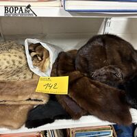 Lot vintage bontsjalen en hoofddeksels – kavel bij BOPA Auctions, Ieper