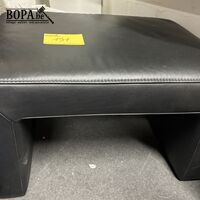 Retro lederen voetenbank – kavel bij BOPA Auctions, Ieper