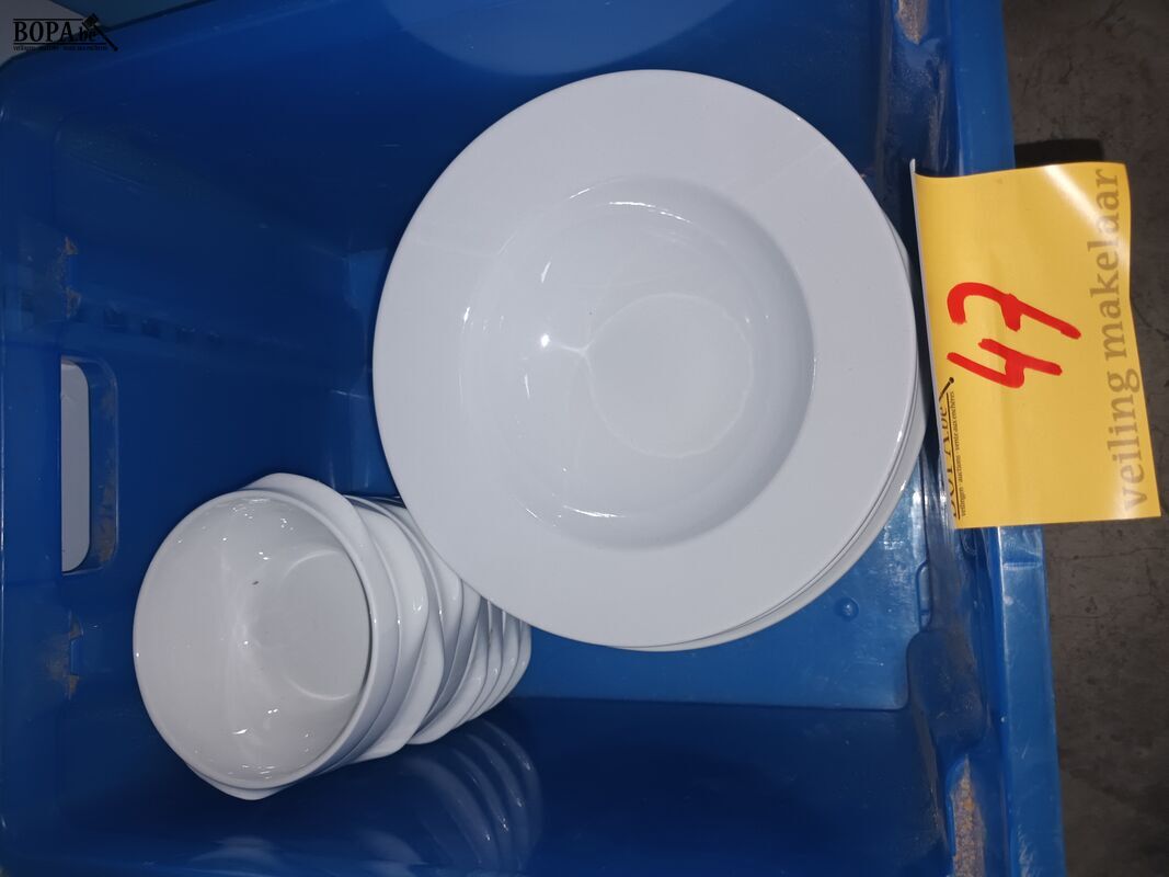Diepe borden en soepkommetjes. 17 stuks – foto 2 – kavel bij BOPA Auctions, Ieper